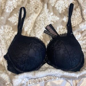 Victoria’s Secret bombshell black laced new